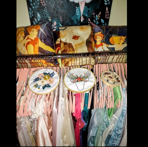 🌸🦌Hand Embroidered beautiful "Deerly Unbeloved" - Picture 5 of 13